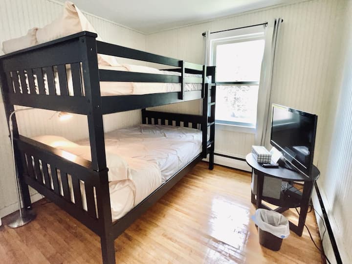 ორსართულიანი საწოლები ახალი მატრასებით.  