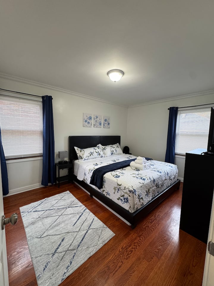 Hlavná spálňa na hlavnom poschodí s kúpeľňou: manželská posteľ.