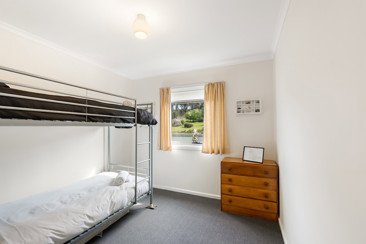 غرفة ذات سرير بطابقين: ملاذ ممتع وعملي مع إطلالات خلابة، مثالية للمغامرين الشباب!