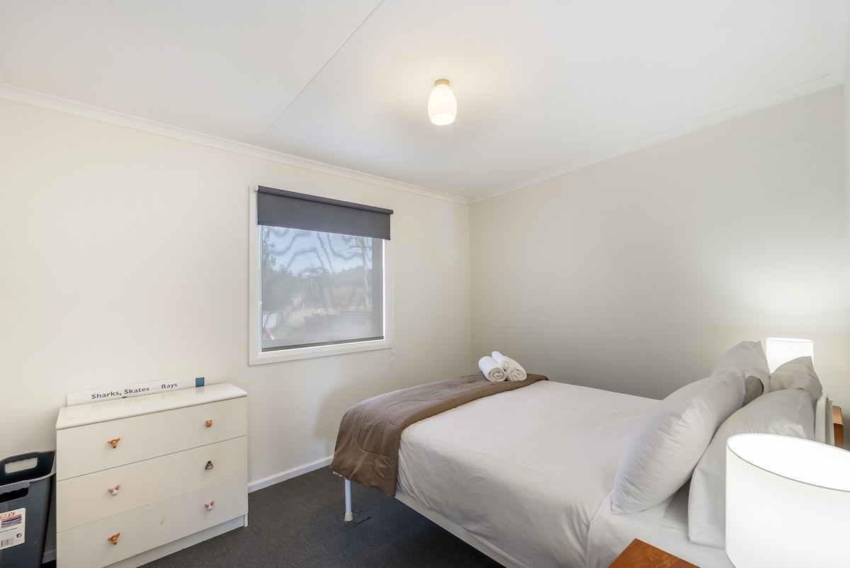 غرفة النوم: مساحة مشرقة وجيدة التهوية مع مفارش فاخرة وديكور ساحر في انتظار مغامرتك!