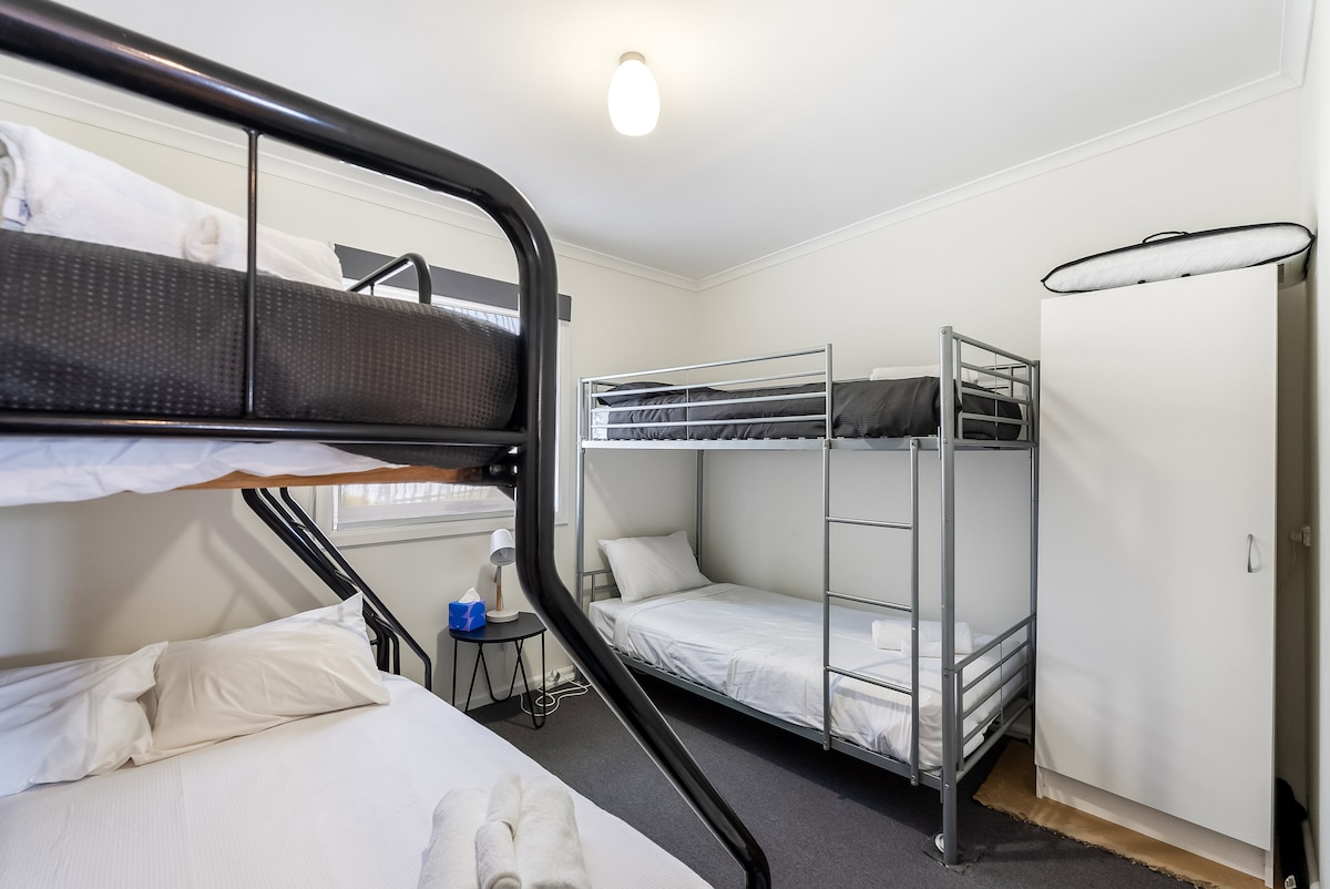 غرفة سرير بطابقين: ملاذ مليء بالمرح مع أسرّة مريحة وديكور عصري لمغامراتك!