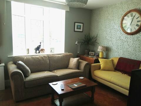 Top performing Airbnb: Cosy Beeston Retreat by River - Quiet & Convenient in Broxtowe