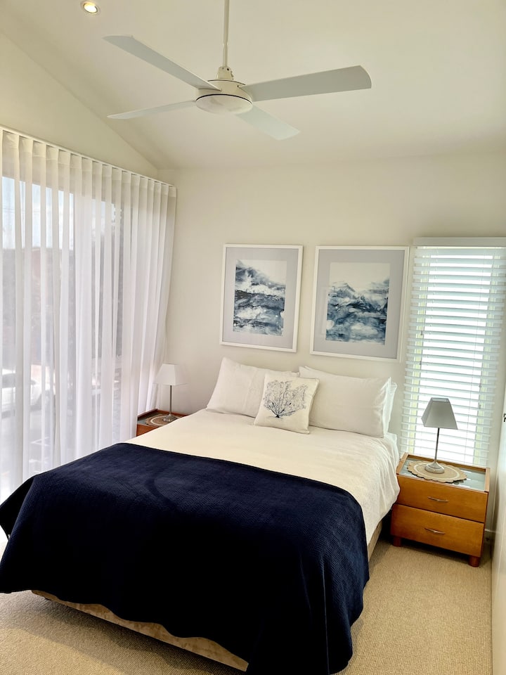 Camera da letto principale con letto a due piazze e bagno privato.