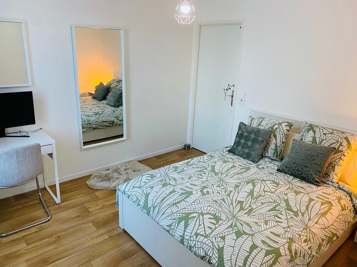 Dhoma, e dekoruar në mënyrë elegante, ofron një hapësirë të qetë dhe është e pajisur me një krevat dopio të rehatshëm. Dy pasqyra moderne, si estetike ashtu edhe praktike, zbukurojnë dhomën dhe përballen me dhomën e zhveshjes, duke e bërë më të lehtë përgatitjen.