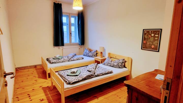 床可以拼在一起形成双人床。