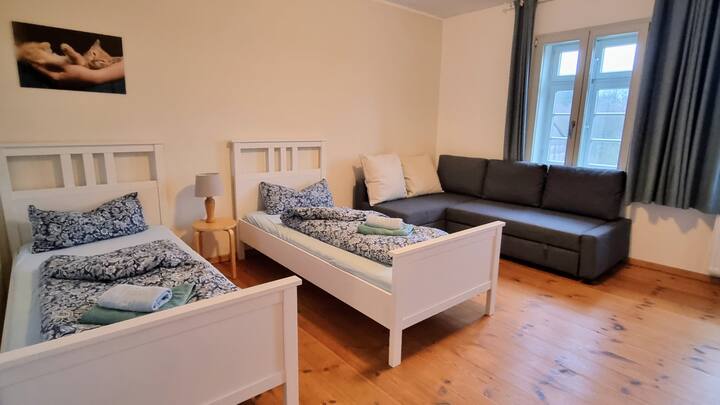 床可以拼在一起形成双人床。