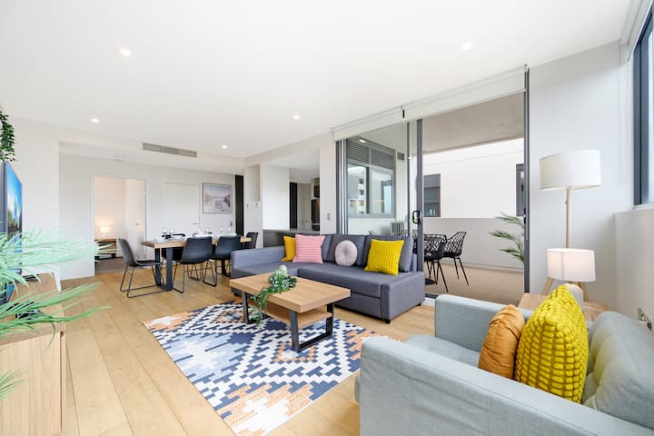 Modern 3br Apartment - Heart Of Burwood + Views - Sydney