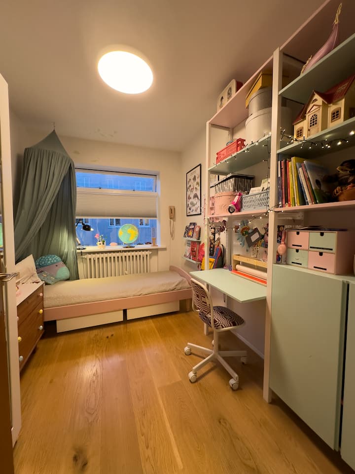 La habitación tiene una cama individual (90x200 cm)