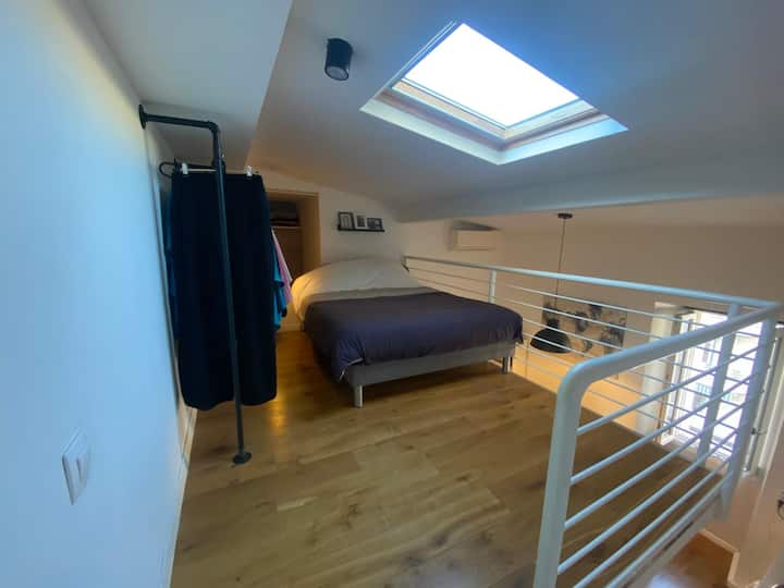 Acogedora habitación en el altillo con cama doble, espacio de almacenamiento y un gran armario.