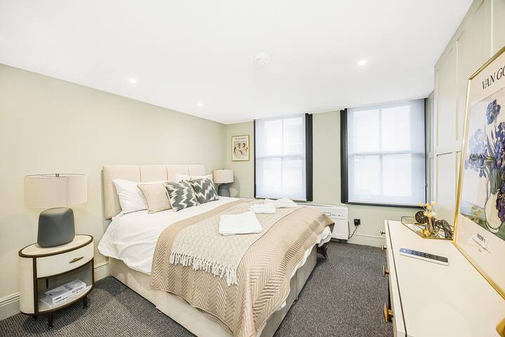 Stylish Townhouse in Mayfair gallery image 3