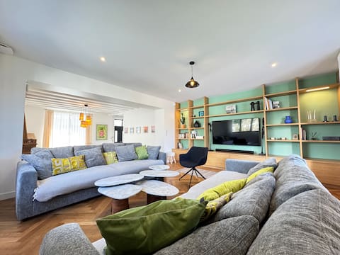Popular Airbnb listing: Bois Roux Villa, Design, Moderne, 10 pers, mer AC in Préfailles
