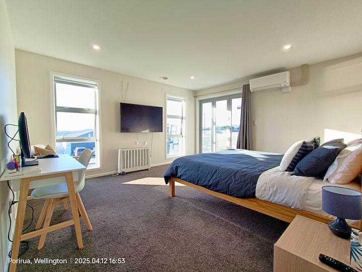 Master Bedroom — Super‑King Bed, Workspace & Ensuite
A bright, spacious master suite with a super‑king bed, smart TV, walk‑in wardrobe, dedicated workspace, and private ensuite. Perfect for work trips or relaxing stays.