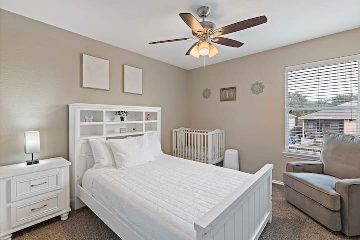 ファミリーを念頭に置いて設計されたこの居心地の良い寝室には、豪華なフルサイズベッド、収納スペース、小さなお子様用のベビーベッドが備わっています。 窓際の快適な椅子はリラックスでき、柔らかい照明と思いやりのあるディテールが、すべての人にとって穏やかなリトリートを作り出しています。