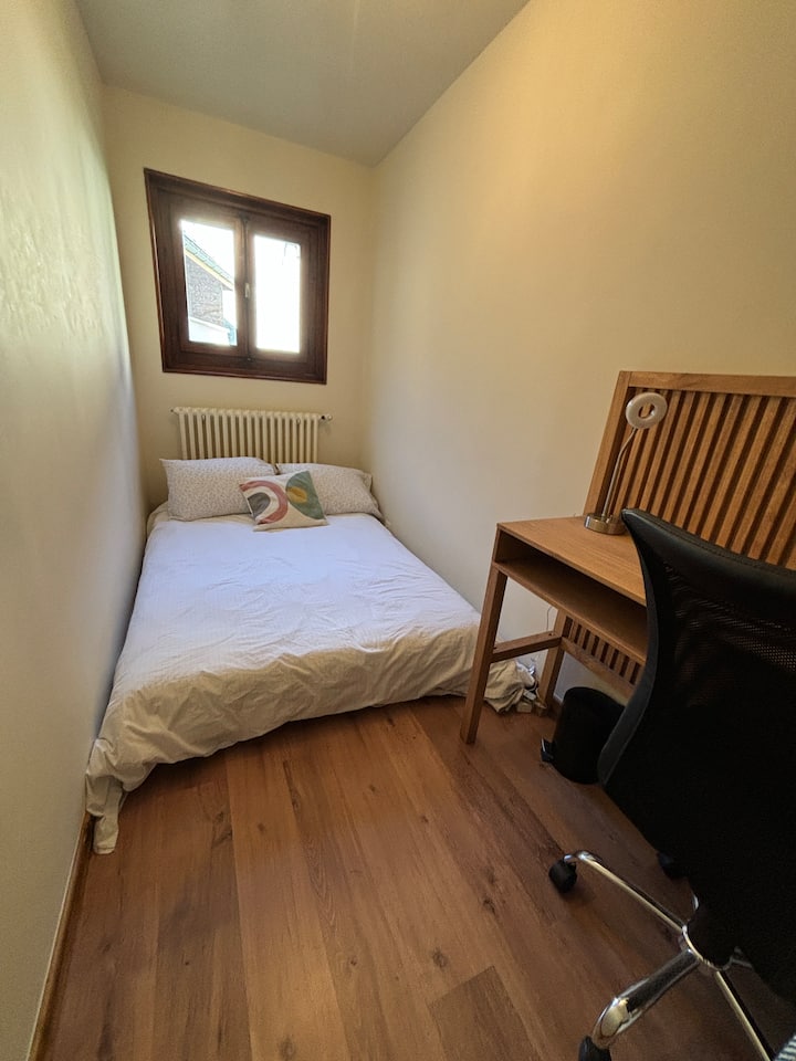 חדר שינה 4 / חדר עבודה עם ספה נפתחת -  עם מקלחת צמודה 
