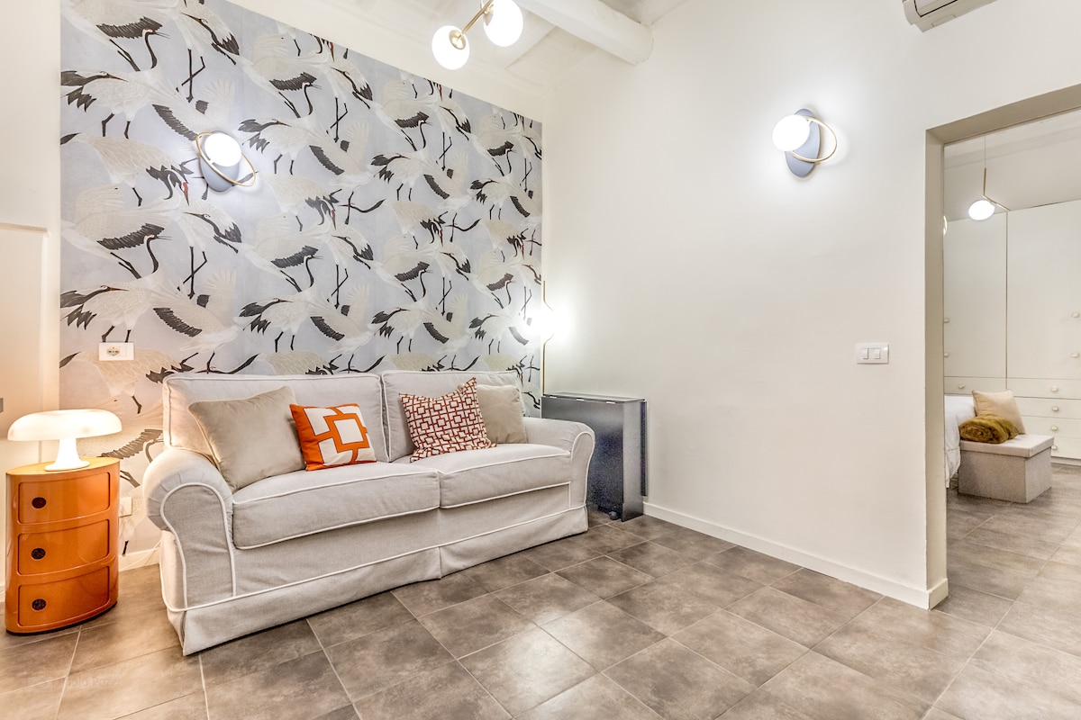 Sala de estar con sofá cama tamaño queen.