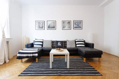 Beliebte Airbnb-Anzeige: Black & White Apartment - City Center in Wieden