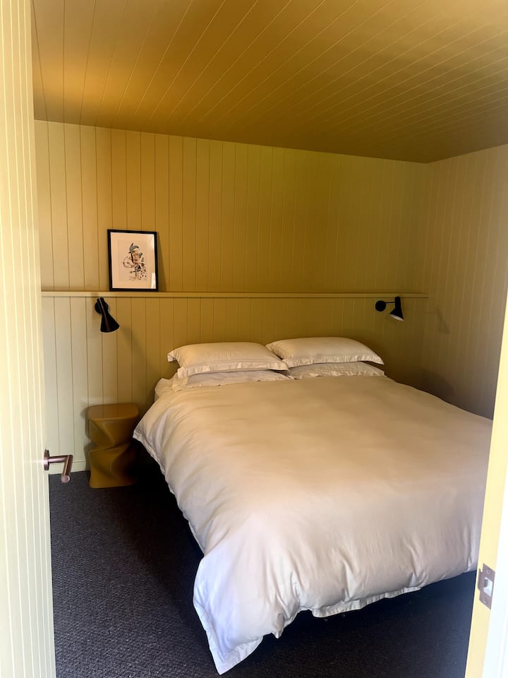 เตียงคิงไซส์
กระจกยาวเต็มตัว 
ตู้เสื้อผ้าบิวท์อินพร้อมพื้นที่แขวนกว้างขวาง 
ผ้าห่มขนห่านที่อบอุ่นและมีน้ำหนักเบาด้วยผ้าฝ้ายลินินนุ่มๆ
พื้นพรมขนสัตว์พรีเมี่ยมนุ่มๆ
* สามารถแบ่งออกเป็น 2 x เตียงเดี่ยวคิงไซส์ได้ตามคำขอ 
ขนาดห้องนอน 4 ม. x 3 ม.