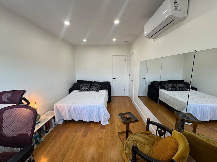 მე-2 საძინებელი გამოსაწევი სრული ზომის საწოლით. Ოთახის ირგვლივ ბევრი სივრცეა სარკისებური კედლითა და სამუშაო სადგურით. 