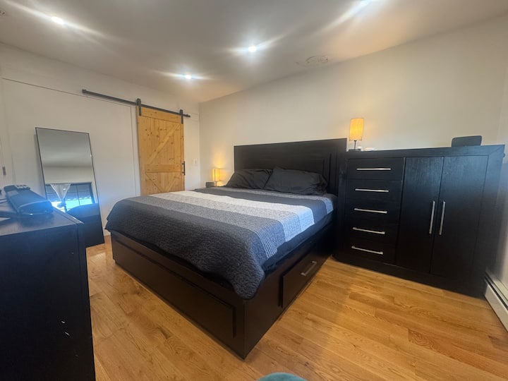 Ძირითადი საძინებელი. დაისვენეთ და გაატარეთ სასიამოვნო სიზმრები ამ ტყუპ კინგში, თერაპიულ ლეიბსა და რეგულირებად საწოლში დისტანციურად. 