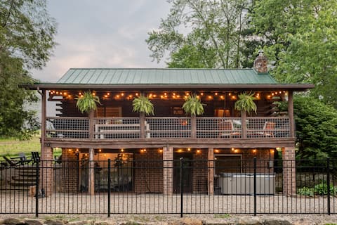 Relaxing Log Cabin and Hot Tub near Mohican Park
