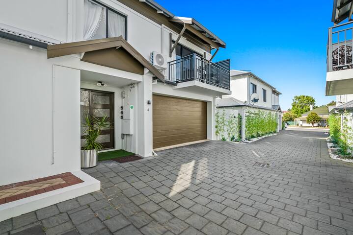 Equitice Autumn Moonlight Villa gallery image 5