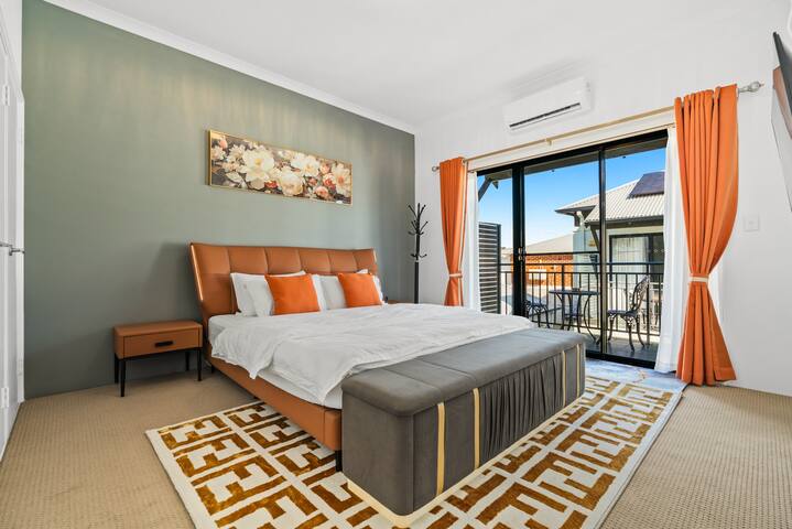 Equitice Autumn Moonlight Villa gallery image 2