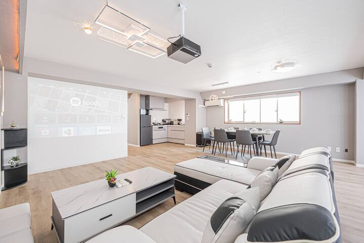 豪華な３寝室３トイレ２バスルーム！家庭シアター付、フルキッチン付！キッズルーム、ガレージ利用可！ gallery image 2