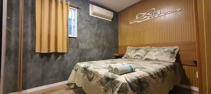 Dormitorio 2 con una cama doble y aire acondicionado dividido