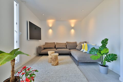 Popular Airbnb listing: 3BR Sea View • 2 min Walk to Port + Free Parking in Saint Tropez