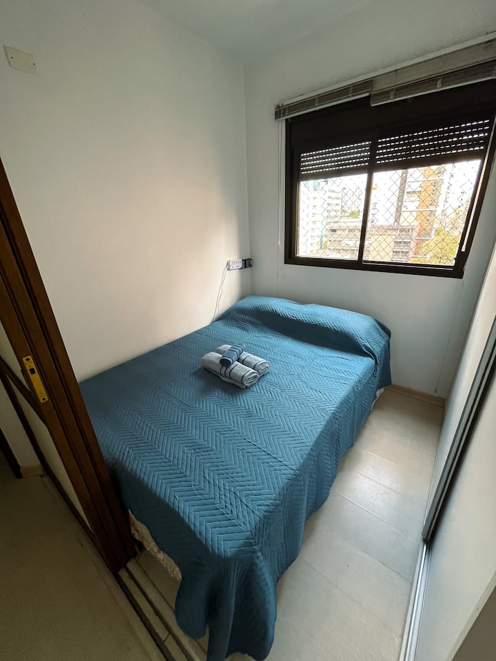 מיטה זוגית עם ארונית מובנית לאחסון מזוודות ובגדים