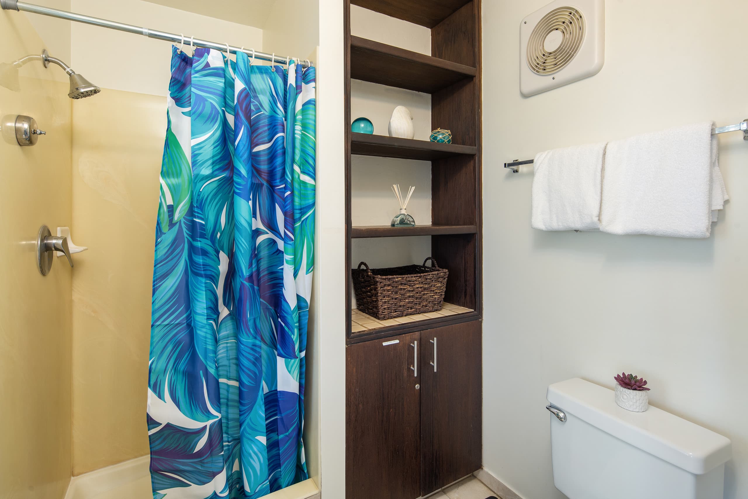 Place to stay in Honolulu · ★4.93 · 2 bedrooms · 3 beds · 2 private baths - Image 11