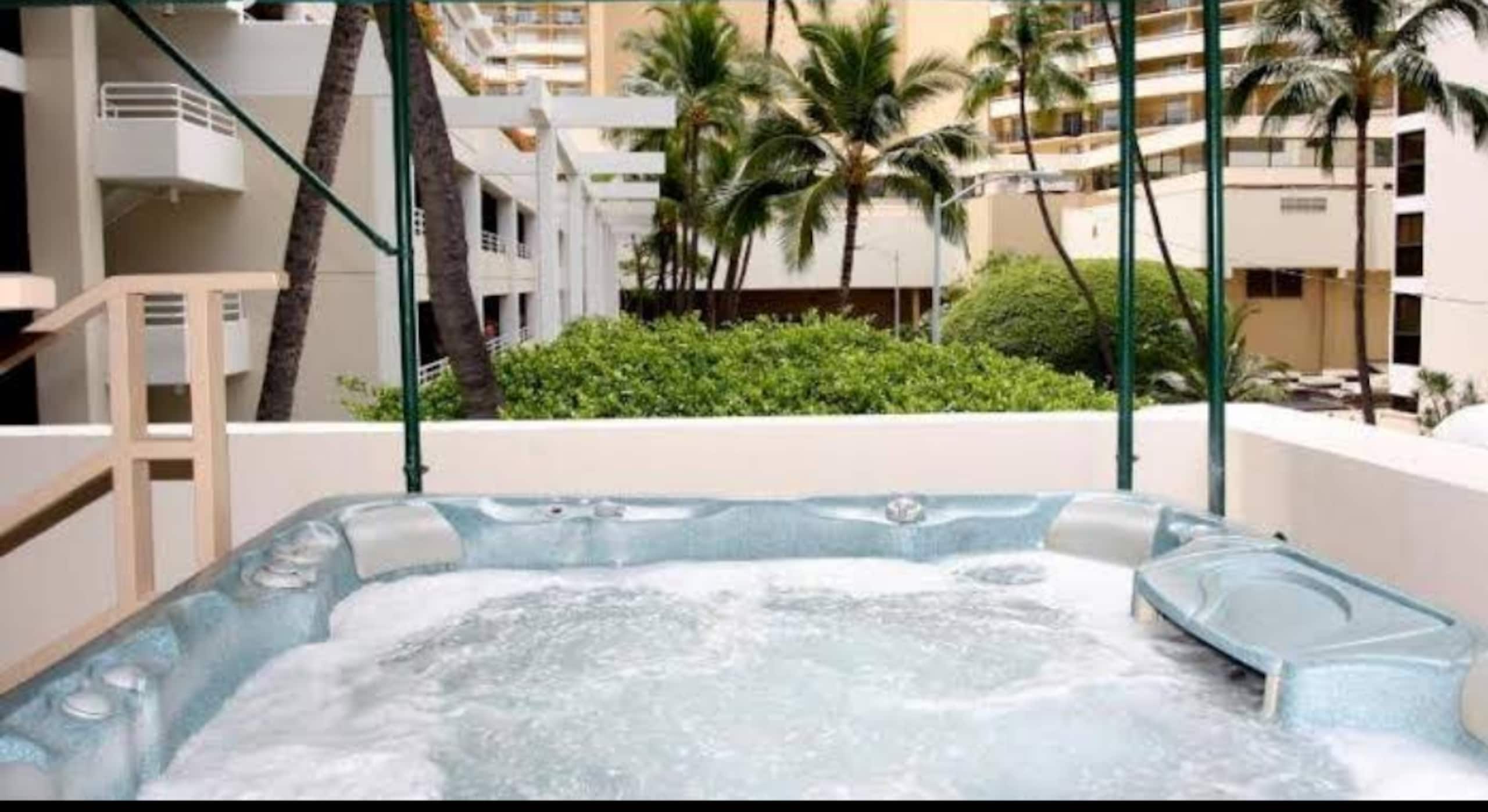 Place to stay in Honolulu · ★4.93 · 2 bedrooms · 3 beds · 2 private baths - Image 24