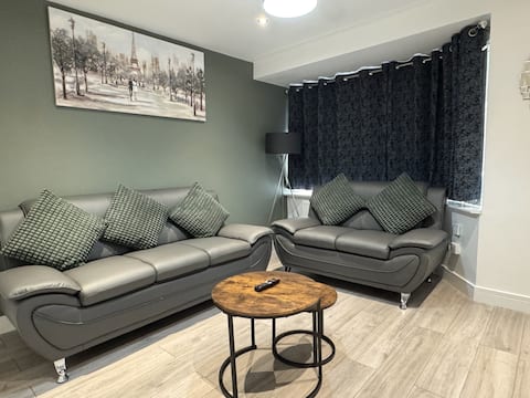 Deluxe 4 Bedroom House with Free Parking