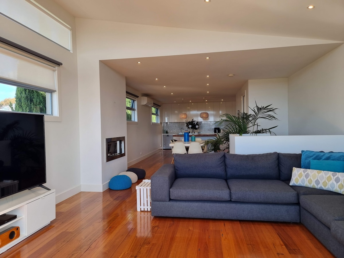 Successful Airbnb property: Stylish townhouse in prime location Dromana in Dromana