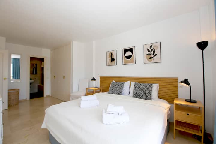 ห้องนอนใหญ่พร้อมเตียงคิงไซส์จากมุมที่แตกต่างกัน 