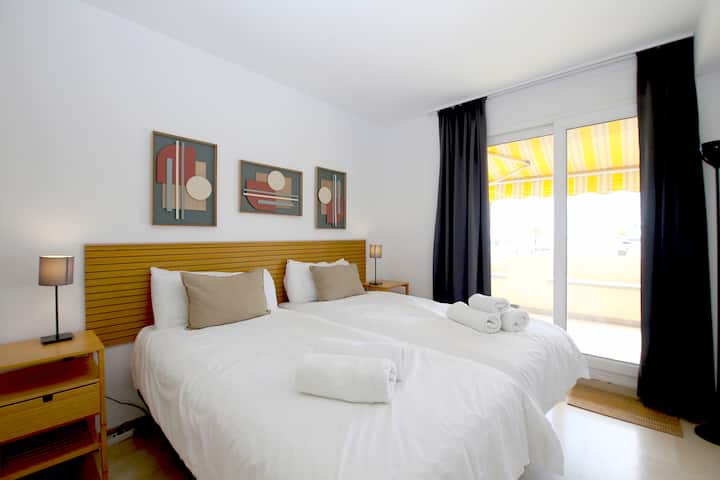 ห้องนอนที่ 2 มีเตียงขนาดซูเปอร์คิงไซส์และเข้าถึงระเบียงได้ 