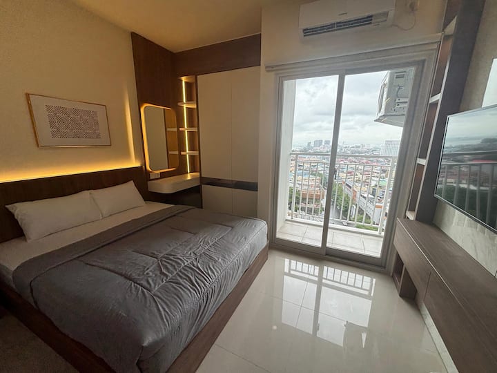 Stylish City View Studio | Balcony | Nagoya Batam - Batam