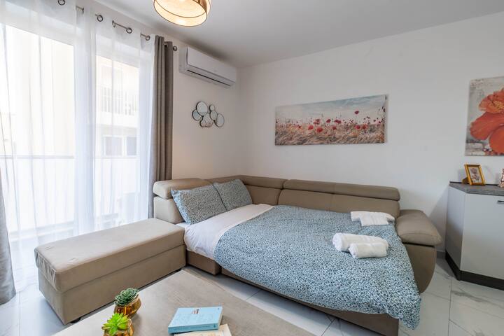 Sofa će biti pripremljena samo ako rezervacija uključuje više od 6 gostiju jer je 6 gostiju osnovna popunjenost. Za rezervacije s manje gostiju sofa neće biti postavljena prema zadanim postavkama
