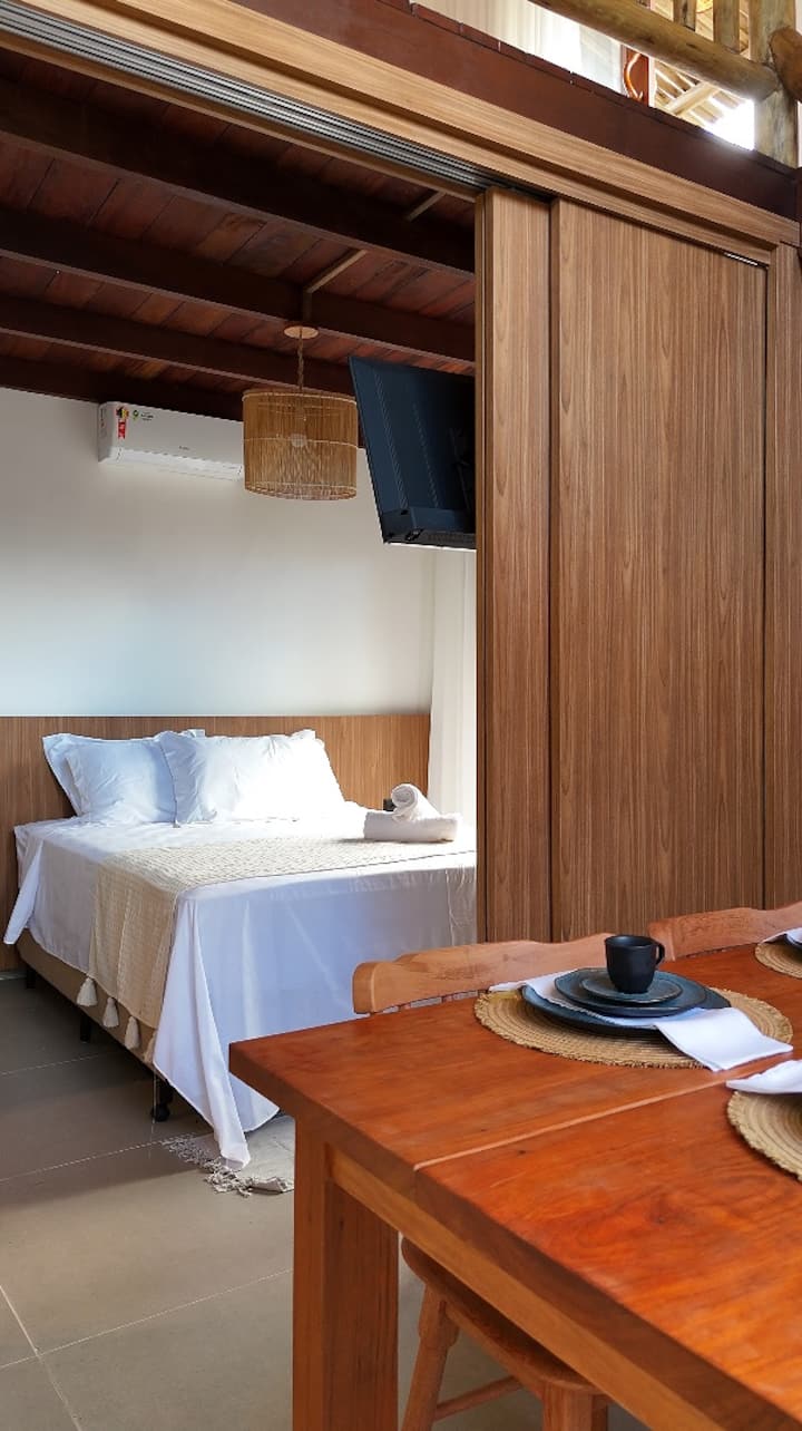 Room 1 equipped with Queen size bed, Smart TV, split air conditioning, as well as balconies with beautiful views, wardrobes and plenty of comfort.
