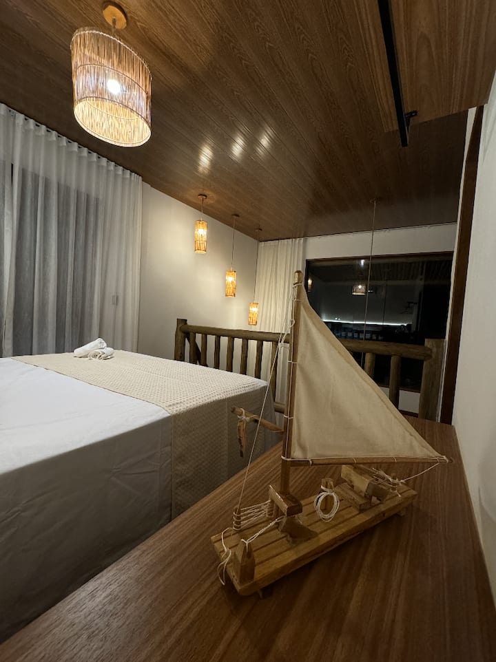Room 2 is a suite, located on the mezzanine, equipped with Queen size bed, split air conditioning, and balcony with beautiful view, wardrobe and plenty of comfort.
