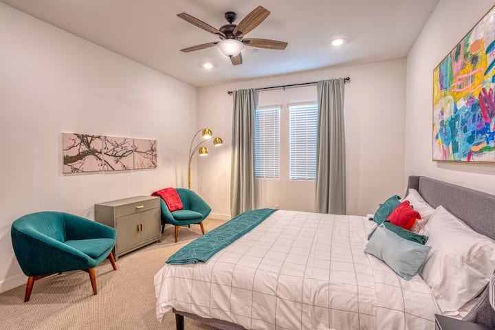 Mapumziko yako ya faragha. Chumba hiki cha kulala chenye utulivu kina kitanda kizuri cha ukubwa wa King chenye mashuka laini sana na godoro lenye ukadiriaji wa juu. Furahia starehe ya ziada ya viti viwili vya kukaa na kabati dogo la nguo kwa ajili ya vitu vyako muhimu.