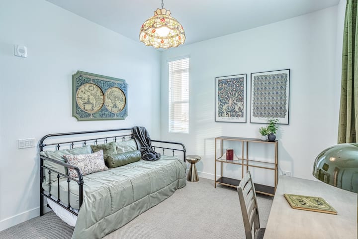 Ina kitanda cha King/Queen Murphy kwa ajili ya starehe ya kuokoa nafasi na dawati mahususi la kazi. Chumba hicho kimepambwa kwa picha nzuri ya ramani ya tufe ya kale na kinatoa mandhari ya kuvutia ya Mlima wa Uchawi.