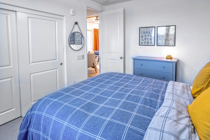 Lala kama mfalme na ukae vizuri. Kitanda cha Malkia kimetengenezwa kwa godoro la hali ya juu na mashuka ya kitani kwa starehe ya hali ya juu. Kwa nafasi kubwa, iliyojengwa ya kabati, unaweza kuifanya sehemu hii iwe yako mwenyewe.