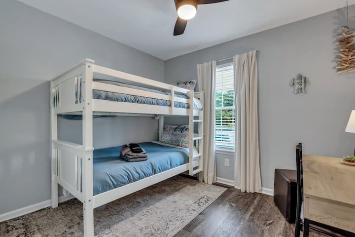 Ampia camera da letto con letti a castello a due posti e ventilatore a soffitto, perfetta per famiglie e gruppi in visita a Charleston, SC