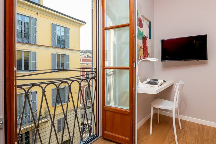 Stylish & Elegant Apt Steps from Duomo | Sleeps 4 gallery image 2