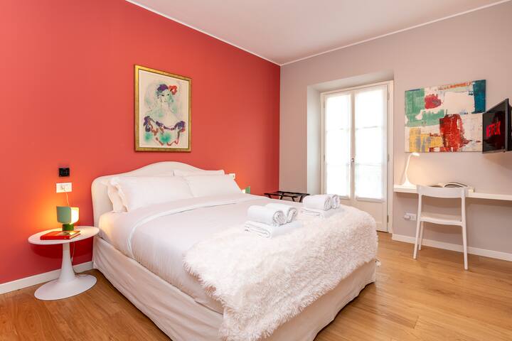 Stylish & Elegant Apt Steps from Duomo | Sleeps 4 gallery image 3