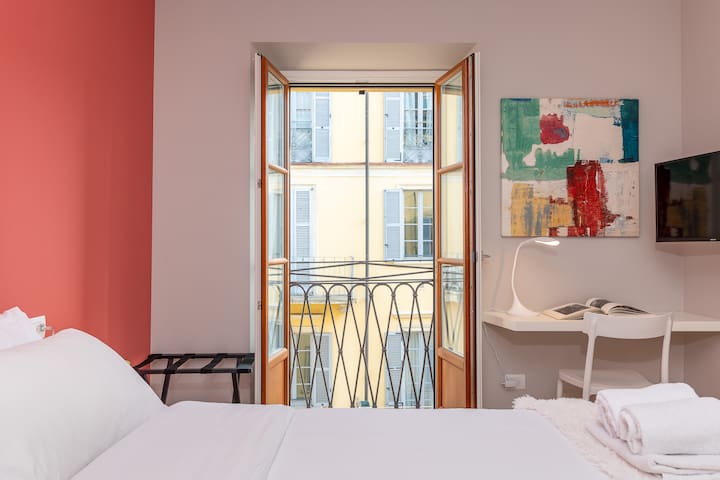 Stylish & Elegant Apt Steps from Duomo | Sleeps 4