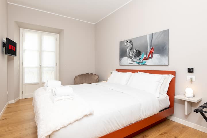 En este dormitorio, cada detalle está diseñado para fomentar el descanso y la relajación. La cama matrimonial, con sus sábanas suaves y frescas, te da la bienvenida como un abrazo, listo para meterte en un sueño profundo. 