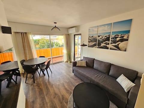 Successful Airbnb property: 2 bright rooms, close to beach, parking, racecourse in Cagnes Sur Mer