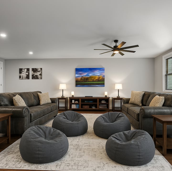 Გაატარეთ დრო სარდაფში და უყურეთ ფილმს ან, უბრალოდ, გაისეირნეთ ლობიოს ტომრებზე. Ტახტები გადადის საწოლების ორადგილიანი საწოლებისკენ. Ეს ოთახი, ასევე, მოიცავს ყველა თამაშს!